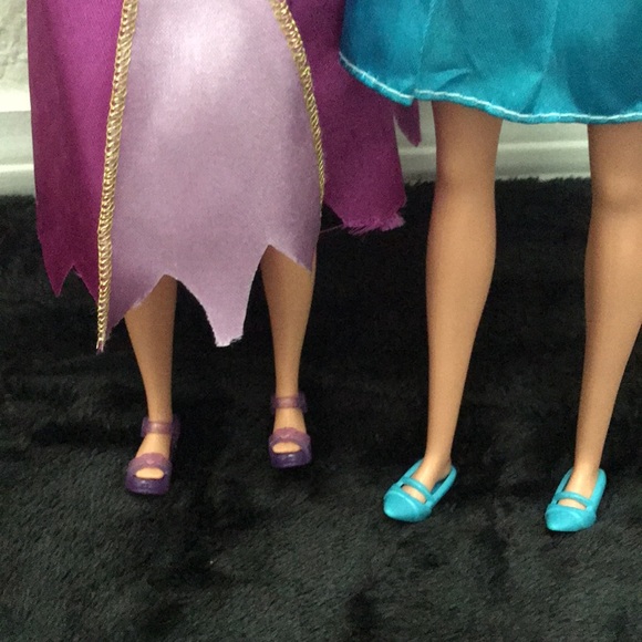 2 Barbie dolls fully dressed. - Picture 6 of 10